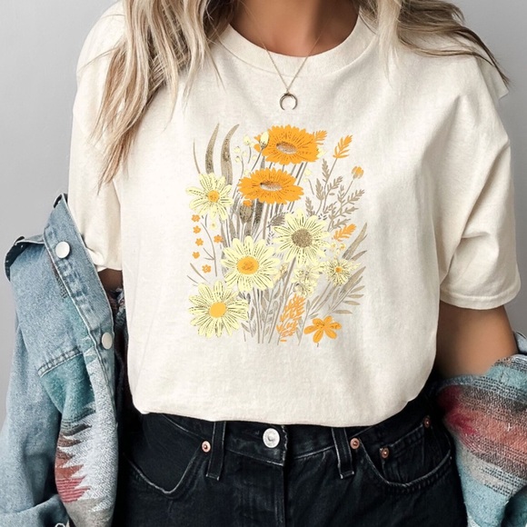 Tops - Floral wildflower t-shirt in natural,womens short sleeve tee,casual shirt